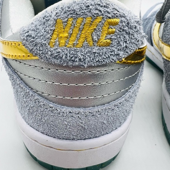 Nike SB Dunk Low 'Holiday
Special' by Sean Cliver - DC9936-
100 size 6.5 - Picture 12 of 16